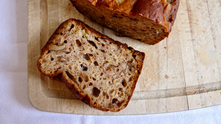 Selbstgemachtes Protein-Bananenbrot, angeschnitten, auf Holzbrett